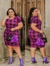 Vestido Midi Canelado Manga Bufante Plus Size Xadrez Preto Com Fúcsia