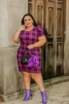 Vestido Midi Canelado Manga Bufante Plus Size Xadrez Preto Com Fúcsia - comprar online