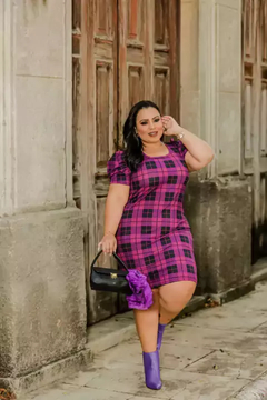 Vestido Midi Canelado Manga Bufante Plus Size Xadrez Preto Com Fúcsia na internet