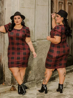 Vestido Midi Canelado Manga Bufante Plus Size Xadrez Preto Com Marsala