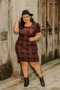 Vestido Midi Canelado Manga Bufante Plus Size Xadrez Preto Com Marsala - comprar online