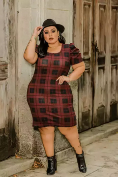 Vestido Midi Canelado Manga Bufante Plus Size Xadrez Preto Com Marsala na internet