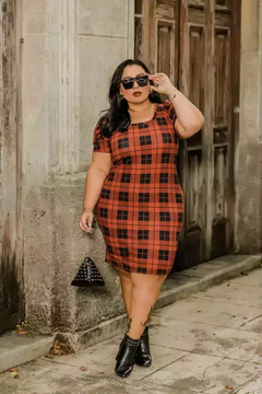 Vestido Midi Canelado Manga Bufante Plus Size Xadrez Preto Com Terracota - loja online