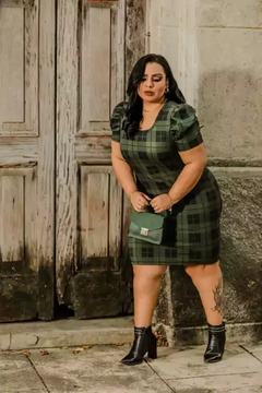 Vestido Midi Canelado Manga Bufante Plus Size Xadrez Preto Com Verde Militar - comprar online