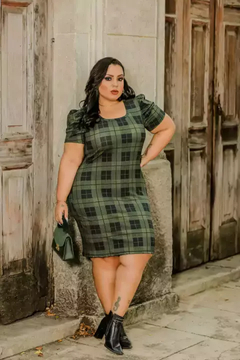 Vestido Midi Canelado Manga Bufante Plus Size Xadrez Preto Com Verde Militar na internet