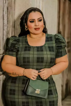 Vestido Midi Canelado Manga Bufante Plus Size Xadrez Preto Com Verde Militar - Ímpeto Modas