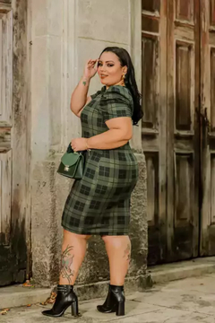 Vestido Midi Canelado Manga Bufante Plus Size Xadrez Preto Com Verde Militar - loja online