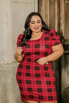 Vestido Midi Canelado Manga Bufante Plus Size Xadrez Preto Com Vermelho na internet