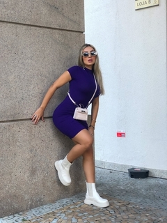 Vestido Curto Gola Alta Com Manguinha Violeta na internet