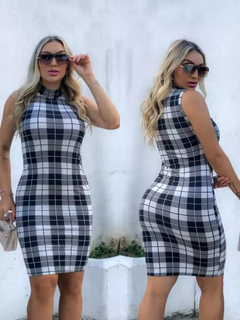 Vestido Midi Canelado Gola Alta Sem Manga Xadrez Cinza Com Branco