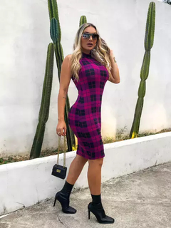 Vestido Midi Canelado Gola Alta Sem Manga Xadrez Preto Com Fúcsia - comprar online