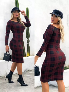 Vestido Midi Ombro a Ombro Manga Longa Xadrez Preto Com Marsala