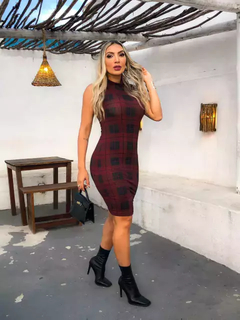 Vestido Midi Canelado Gola Alta Sem Manga Xadrez Preto Com Marsala - comprar online