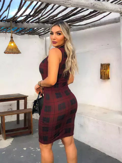 Vestido Midi Canelado Gola Alta Sem Manga Xadrez Preto Com Marsala na internet