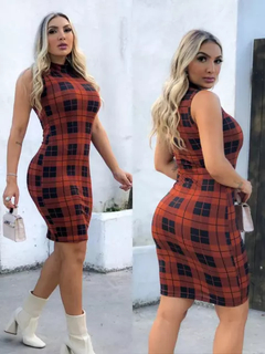 Vestido Midi Canelado Gola Alta Sem Manga Xadrez Preto Com Terracota