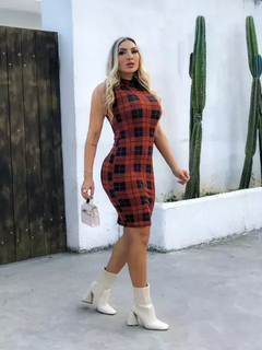 Vestido Midi Canelado Gola Alta Sem Manga Xadrez Preto Com Terracota na internet