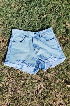 Short Jeans Con Roturas Saltan Pepas