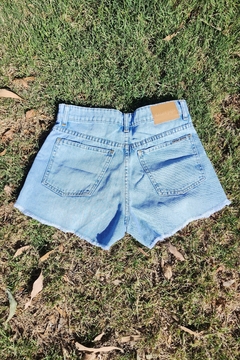 Short Jeans Con Roturas Saltan Pepas - comprar online