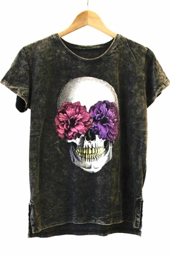 Remera Nevada Estampada Calavera Con Flor Fucsia y Violeta