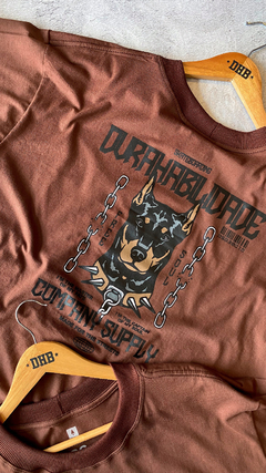 Camiseta DHB Doberman Marrom - DURAHABILIDADE SKATESHOP