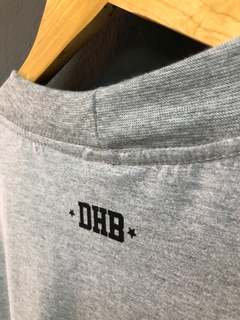 Camiseta DHB logo Caligrafia Cinza - DURAHABILIDADE SKATESHOP