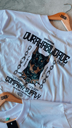 Camiseta DHB Doberman Branca - DURAHABILIDADE SKATESHOP