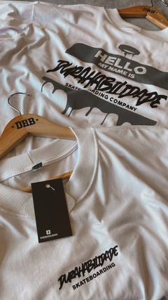 Camiseta DHB Branca Hello - DURAHABILIDADE SKATESHOP