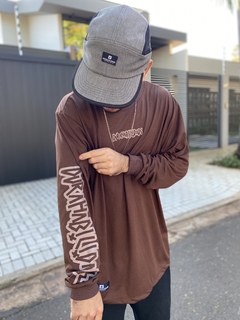 Camiseta Manga DHB Marrom Logo Tag 2 - DURAHABILIDADE SKATESHOP