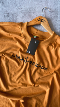 Camiseta DHB caligrafia caramelo - DURAHABILIDADE SKATESHOP