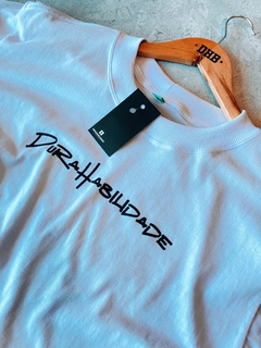 Cropped DHB Caligrafia Branco - DURAHABILIDADE SKATESHOP