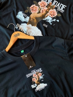 Camiseta DHB Hands and Flowers Preta - DURAHABILIDADE SKATESHOP