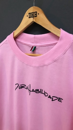 CAMISETA DHB LOGO CALIGRAFIA ROSA - comprar online