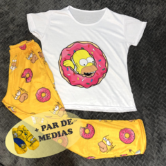 COMBO PIJAMA ESTAMAPADO HOMERO PANTALON AMARILLO MAS MEDIAS