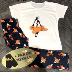 COMBO PIJAMA ESTAMPADO PATO LUCAS MAS PAR DE MEDIAS