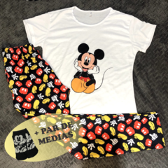 Combo pijama estampado Mickey mouse y un par de medias