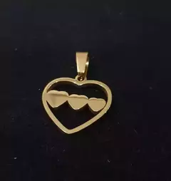 Dije corazón con 3 corazoncitos pequeños acero dorado