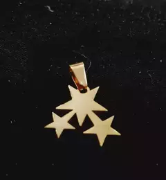 Dije tres estrellas acero dorado