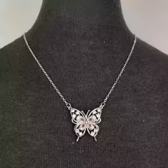 cadena con colgante mariposa con strass