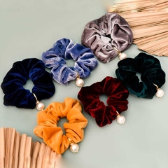 Scrunchie Xuxinha em Veludo e Pérola - Utilité Acessórios