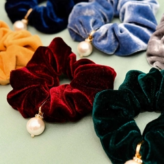 Scrunchie Xuxinha em Veludo e Pérola - comprar online