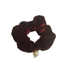 Scrunchie Xuxinha em Veludo e Pérola