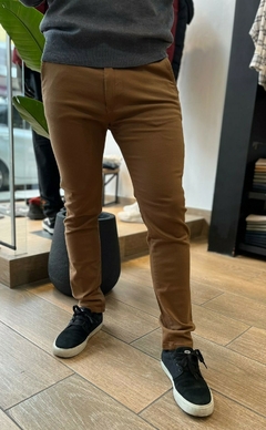 PANTALÓN CORTE CHINO SEMI CHUPIN