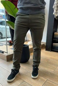 PANTALÓN CORTE CHINO SEMI CHUPIN