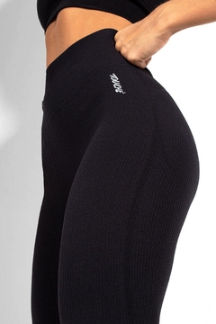 RIBBED CROSS BLACK SEAMLESS