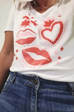 REMERA KISS ME