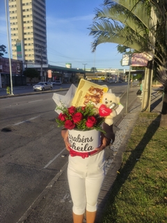 Box com pelúcias e flores na internet