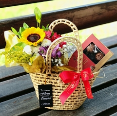 Cesta com flores e chocolates - comprar online