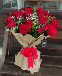 Lindo ramalhete composto com 12 rosas vermelhas ,embalado no papel crepom importado na cor Craft 