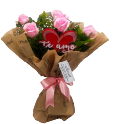 Ramalhete com 6 rosas com placa