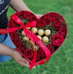 Box coração com rosas e chocolates 